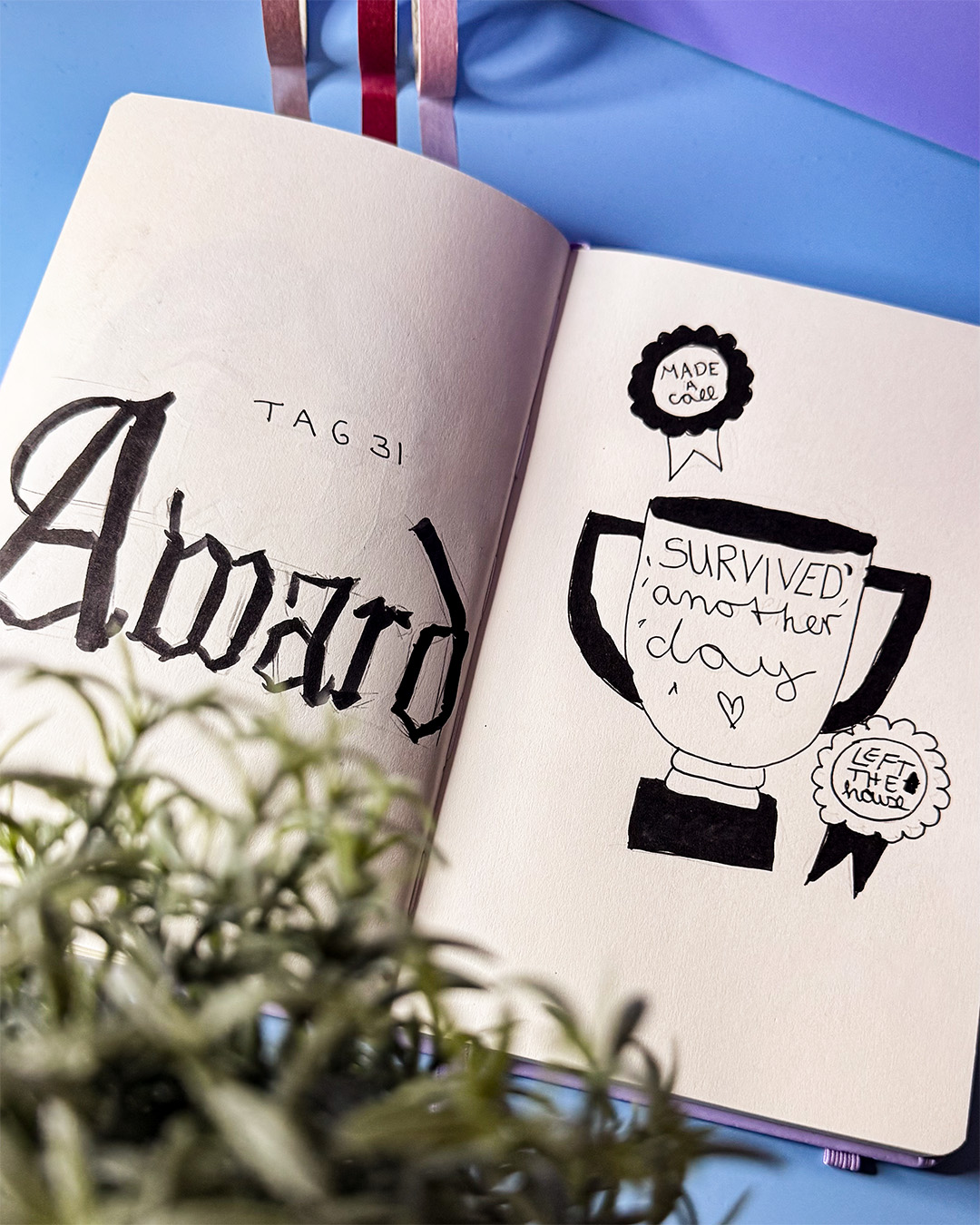 Aufgeschlagenes Skizzenbuch mit einer gezeichneten Trophäe